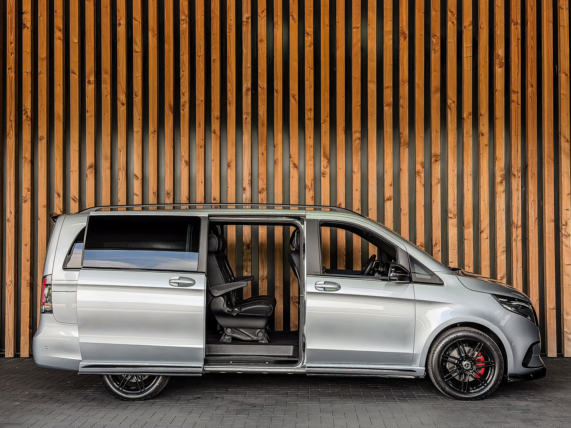 Mercedes-Benz EQV 300 AMG L2 90kWh 8-Persoons | Mercedes-Benz occasion