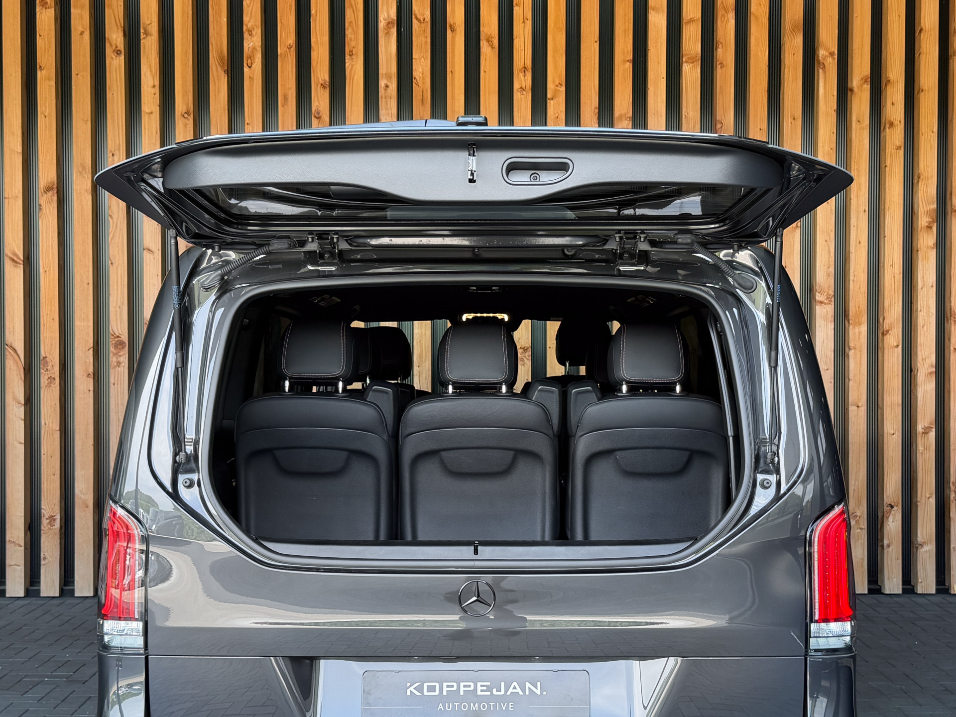 Mercedes-Benz EQV 300 AMG L2 90kWh 8-Persoons | Mercedes-Benz occasion