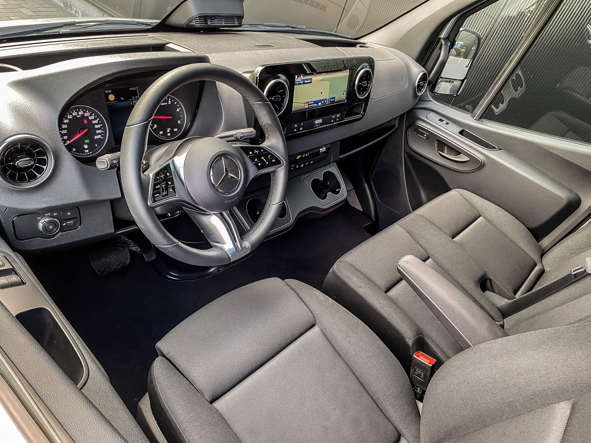 Mercedes-Benz Sprinter 319 CDI 190PK Automaat L2H2 | Mercedes-Benz occasion