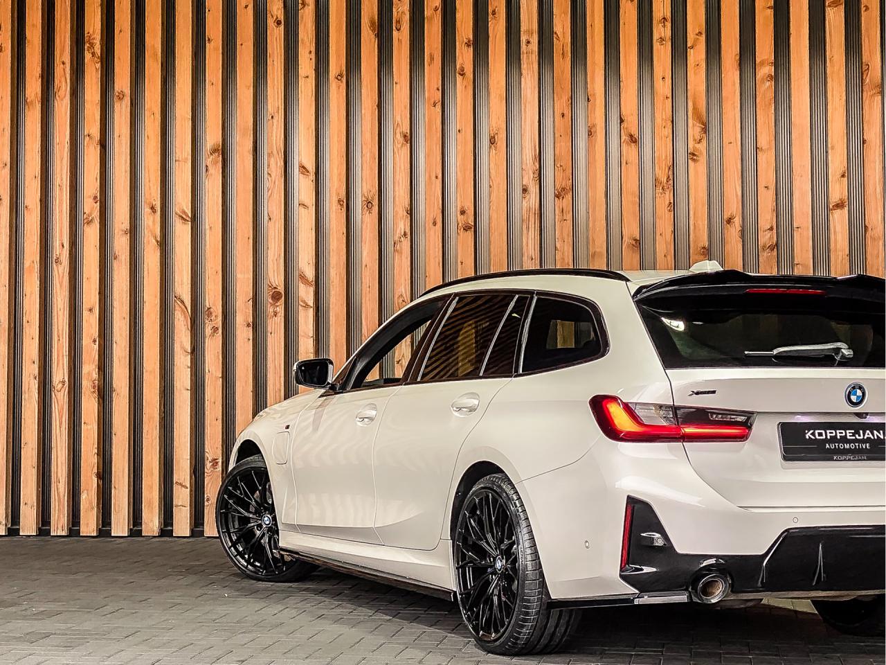 BMW 3 Serie Touring 330e 292PK xDrive High Executive M-Sport Pro | BMW occasion