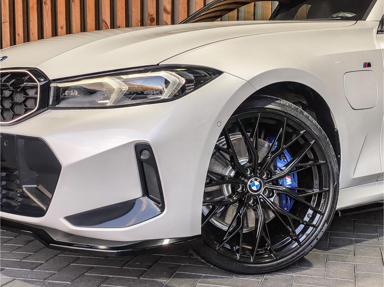 BMW 3 Serie Touring 330e 292PK xDrive High Executive M-Sport Pro | BMW occasion